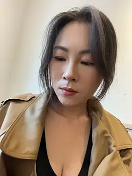 Eva10069 - 马路边边喝功夫茶漏出全奶🍑