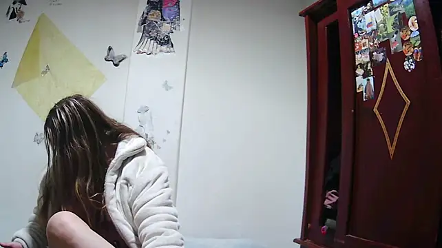 AddyStuart_ - Montar dildo+ Un dedo en el ano+Desnuda