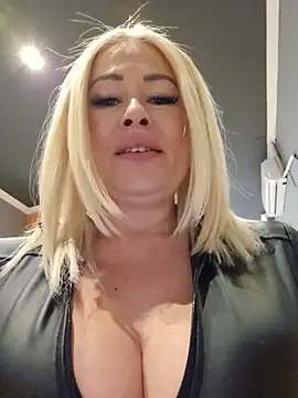 MILFBARBY - Make me squirt in public place