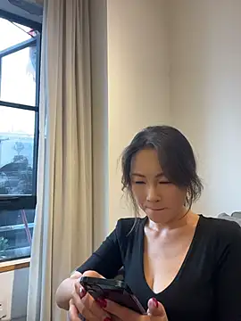 Eva10069 - 马路边边喝功夫茶漏出全奶🍑