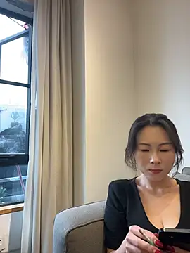 Eva10069 - 马路边边喝功夫茶漏出全奶🍑