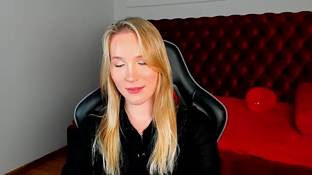 ElaraVoltage - blonde in nylon