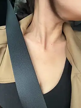 Eva10069 - 马路边边喝功夫茶漏出全奶🍑