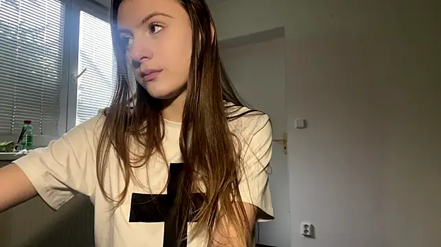 Cozyfernv - Byte my nail 👀
