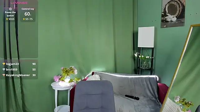 LeticiaRomano - show legs