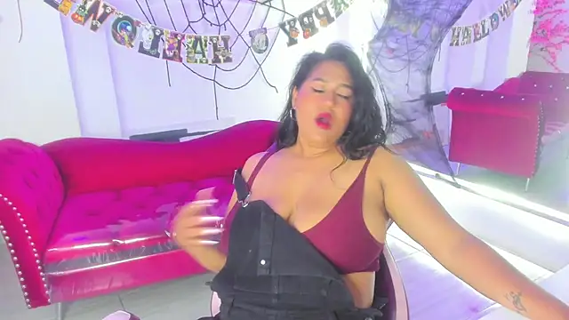Isabella_rows - close-up of a face + sucking finger 😏🥵