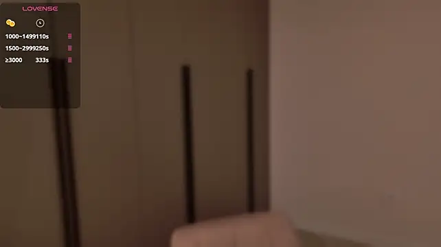 Bella_xx__ - ass tease close-up