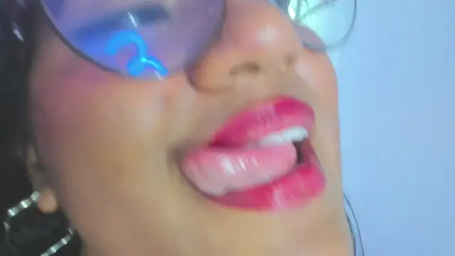Isabella_rows - close-up of a face + sucking finger 😏🥵