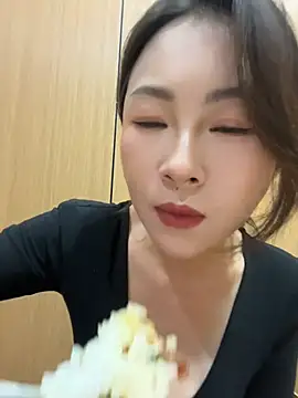 Eva10069 - 马路边边喝功夫茶漏出全奶🍑