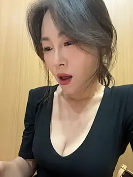 Eva10069 - 马路边边喝功夫茶漏出全奶🍑