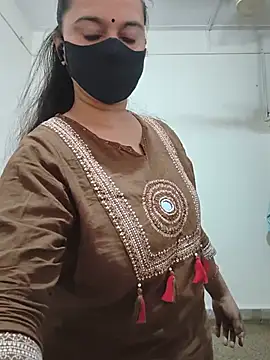 SpasyQueen69 - Olling my boobs