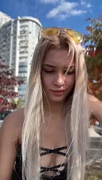KikiWatson - Flash hard nipples in public 😍