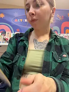 Sunny___Bunny - Flash pussy in KFC