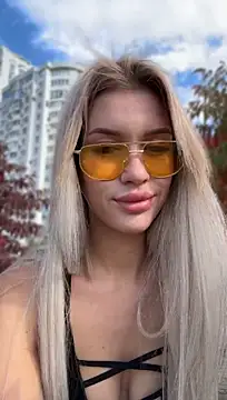 KikiWatson - Flash hard nipples in public 😍