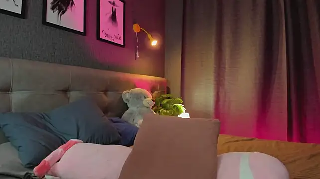 Lesi_Moonie01 - doggy pose