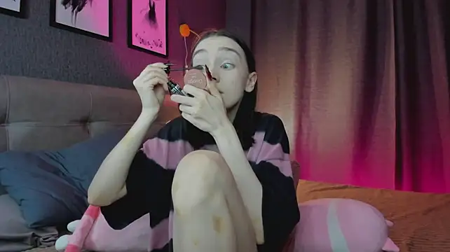 Lesi_Moonie01 - doggy pose