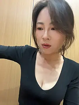 Eva10069 - 马路边边喝功夫茶漏出全奶🍑