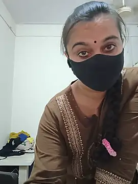 SpasyQueen69 - Olling my boobs
