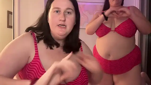 Xopeachybaby - both girls flash pussy