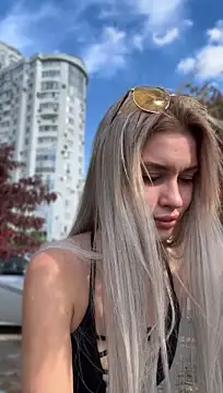 KikiWatson - Flash hard nipples in public 😍
