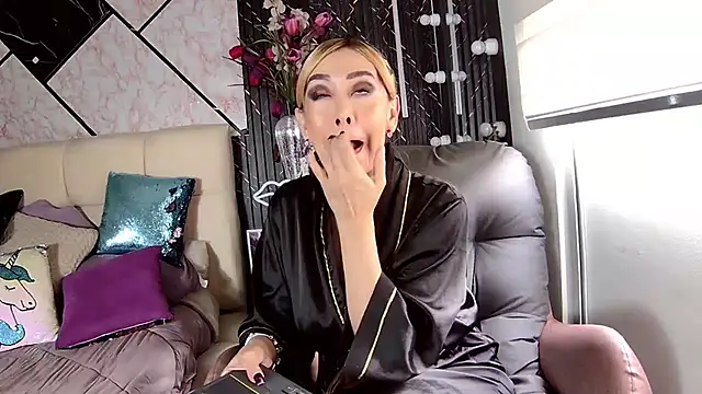EvelinaGrey - ride dildo for you 5 minutes