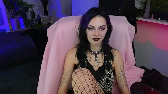 LorenLoiss - feet close to cam