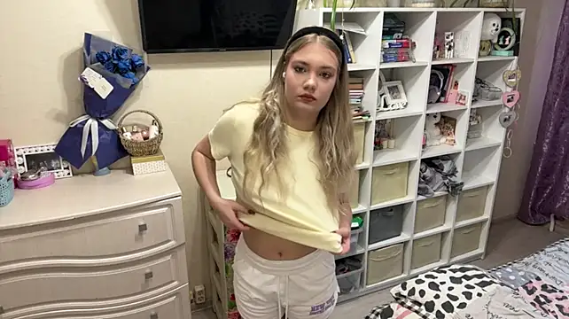 MayaStarlight - show what color my bra is ❤ <3