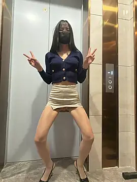 Xiao-Lin - 户外电梯口脱内衣漏奶乳夹1分钟