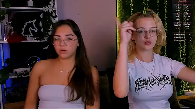 Kiki_swan - bite her