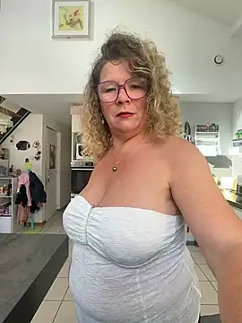 Linda17340 - Talons seins nues