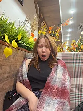 SlavicCandy - flash tits in shopping centre (risk)