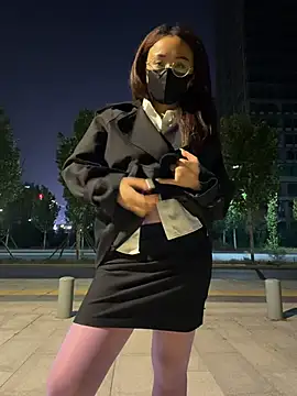 Xiaobei-snow - 提起裙子转三圈。漏出屁股