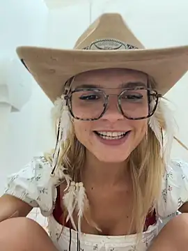 Nicoleevien - My pussy touch his dick in glory hole