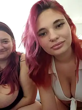 MaddieBaddieee - Spit on my tits and massage them 🍒