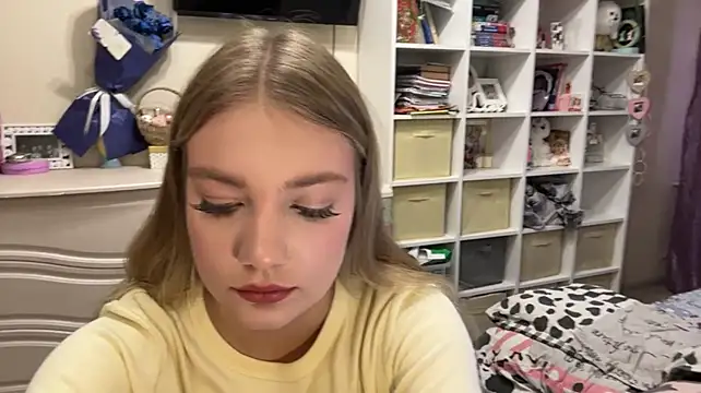 MayaStarlight - show what color my bra is ❤ <3