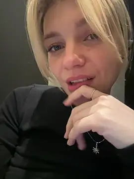 ValenciaShock - PLAY WITH MY PIERCING NIPPLES