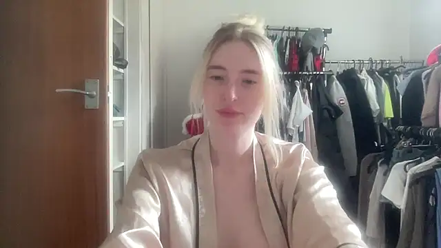 Mayaahart - get boobs out and nipples hard