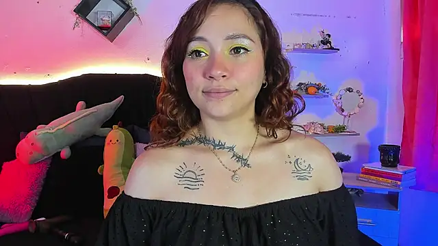 Alisson_zafiro_ - shows her butt up close