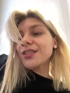 ValenciaShock - PLAY WITH MY PIERCING NIPPLES