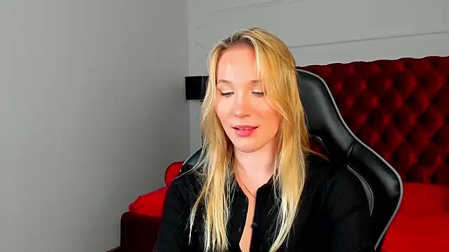 ElaraVoltage - blonde in nylon