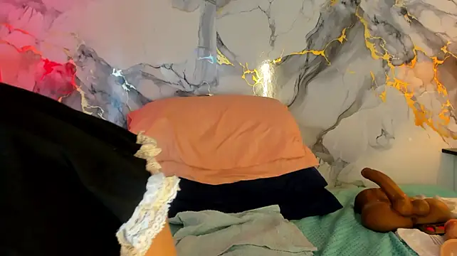 LucianaMadura1 - control of the toy for 3 minutes