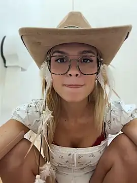 Nicoleevien - My pussy touch his dick in glory hole