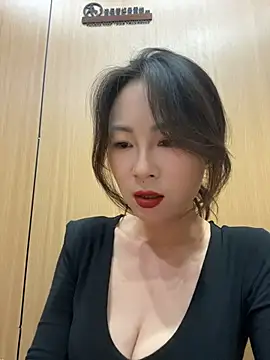 Eva10069 - 马路边边喝功夫茶漏出全奶🍑