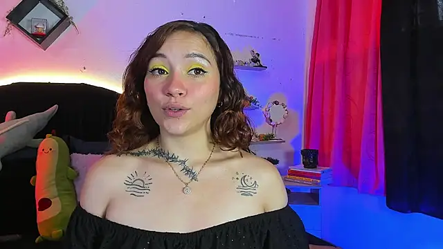 Alisson_zafiro_ - shows her butt up close