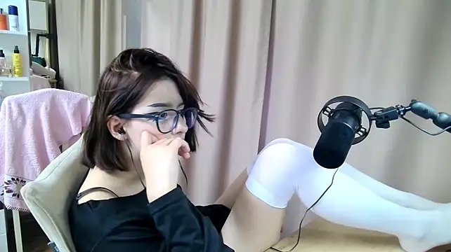 NeomiMckillip - naked photo