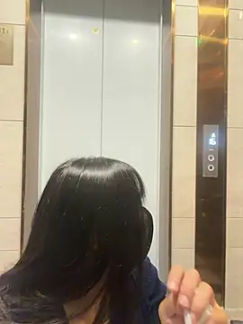 Xiao-Lin - 户外电梯口脱内衣漏奶乳夹1分钟