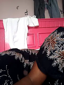 Sweeti_agie - Fingering while squatting