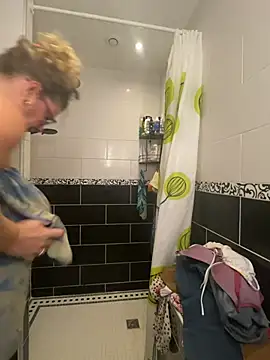 Linda17340 - Sous la douche