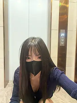 Xiao-Lin - 户外电梯口脱内衣漏奶乳夹1分钟