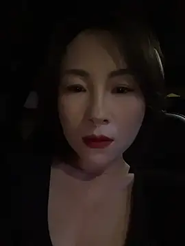 Eva10069 - 马路边边喝功夫茶漏出全奶🍑